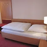 Bayerischer Hof Szálloda 3*